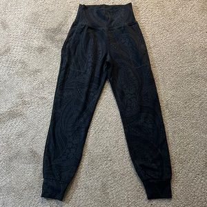 Athleta XXS petite Salutation Textured Joggers. Black with a paisley print